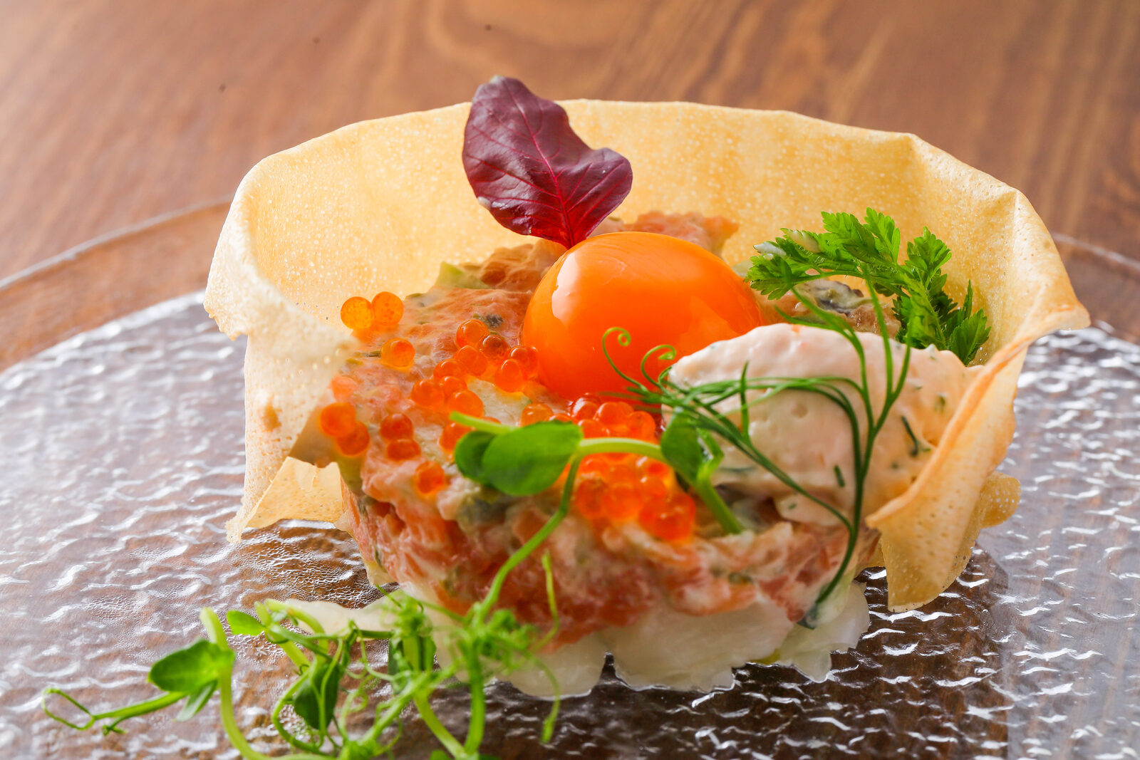 サーモンのタルタル 卵黄を添えて